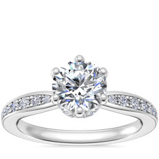 Anillo de compromiso romántico de diamante con halo oculto y engarce de seis puntas en platino (1/5 qt. total)